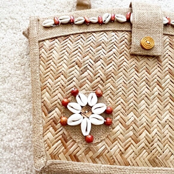 Vintage Woven Straw Handbag Tote Seashell Rattan Travel Beach Boho Aloha 70s 80s - Picture 2 of 13
